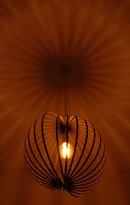 LUWALD NO.03 L Pendelleuchte aus Holz, weiß, handgefertigt, kugelförmig, angeschaltet, Schatten an Decke, warm