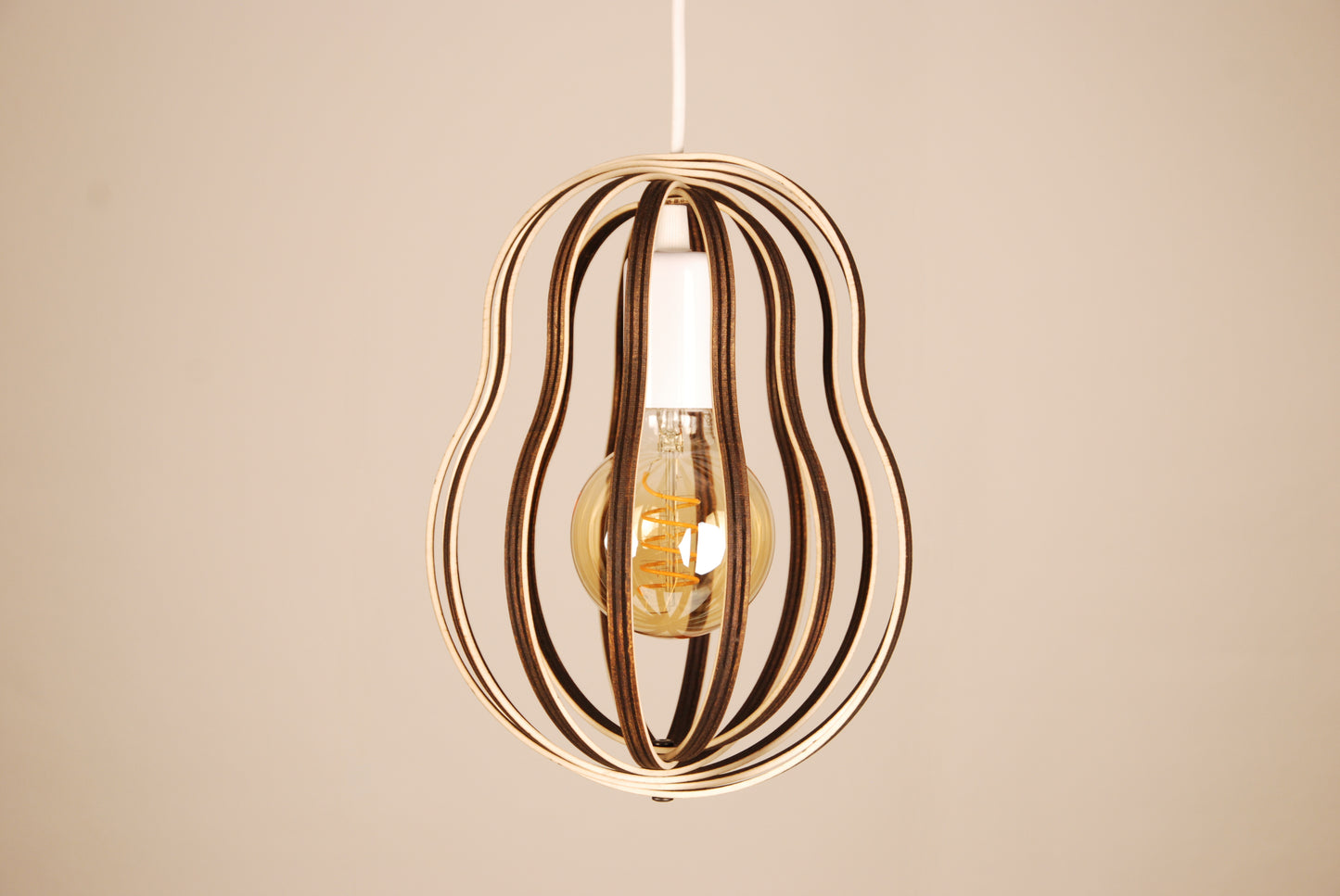 LUWALD NO.02 S, Pendelleuchte aus Holz, weiß, handgefertigt, birnenförmig, ausgeschaltet, Seitenansicht