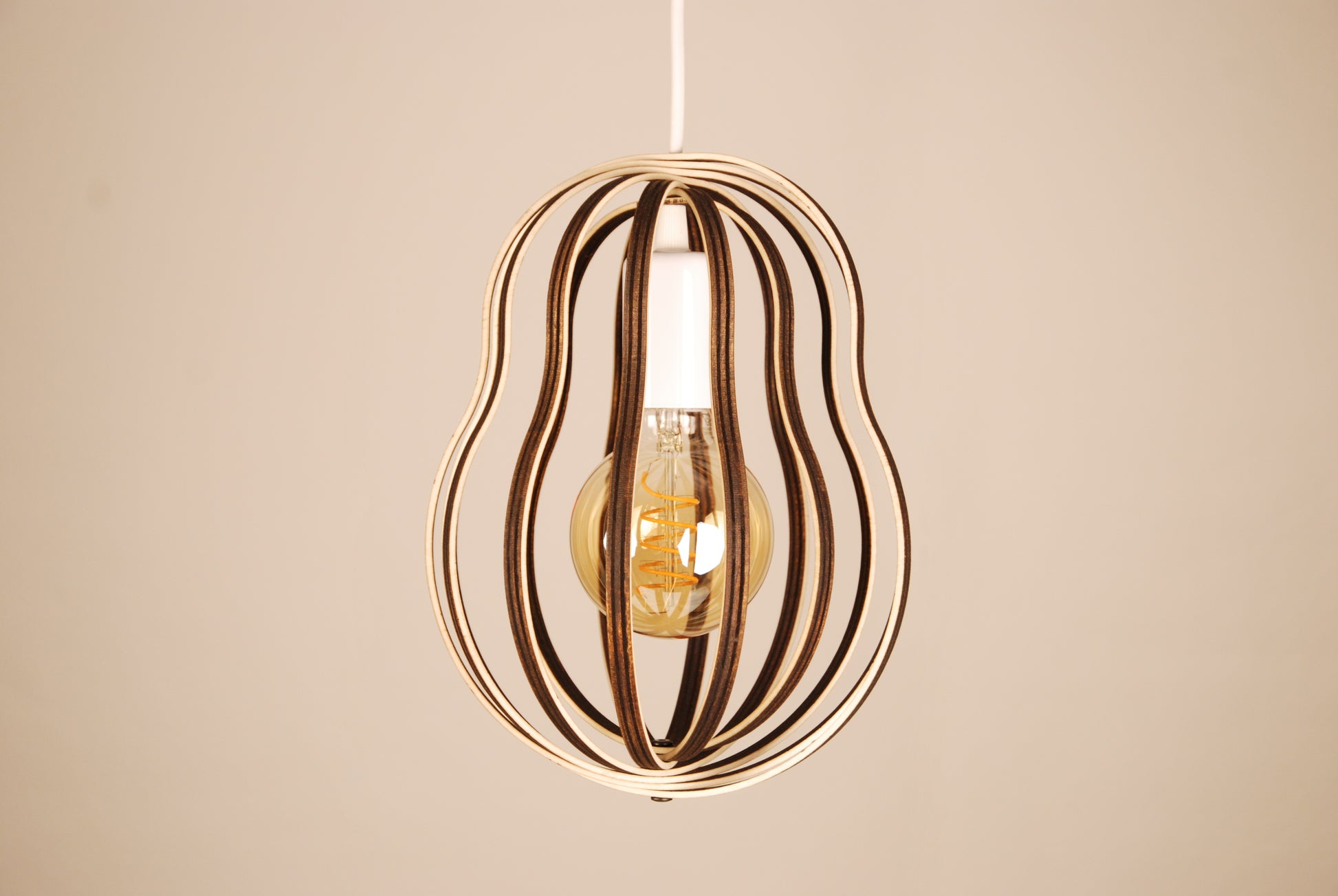 LUWALD NO.02 S, Pendelleuchte aus Holz, weiß, handgefertigt, birnenförmig, ausgeschaltet, Seitenansicht