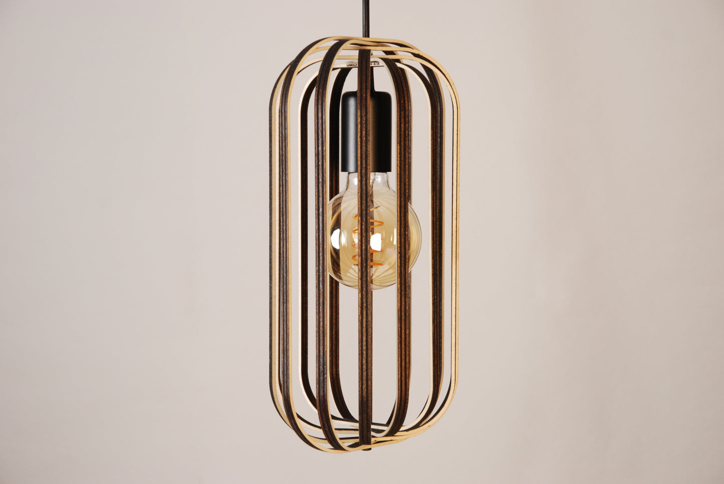 LUWALD NO.04 S Pendelleuchte aus Holz, schwarz, handgefertigt, zylinderförmig, ausgeschaltet, Ringe, Atmosphäre, Hängelampe,  Seitenansicht