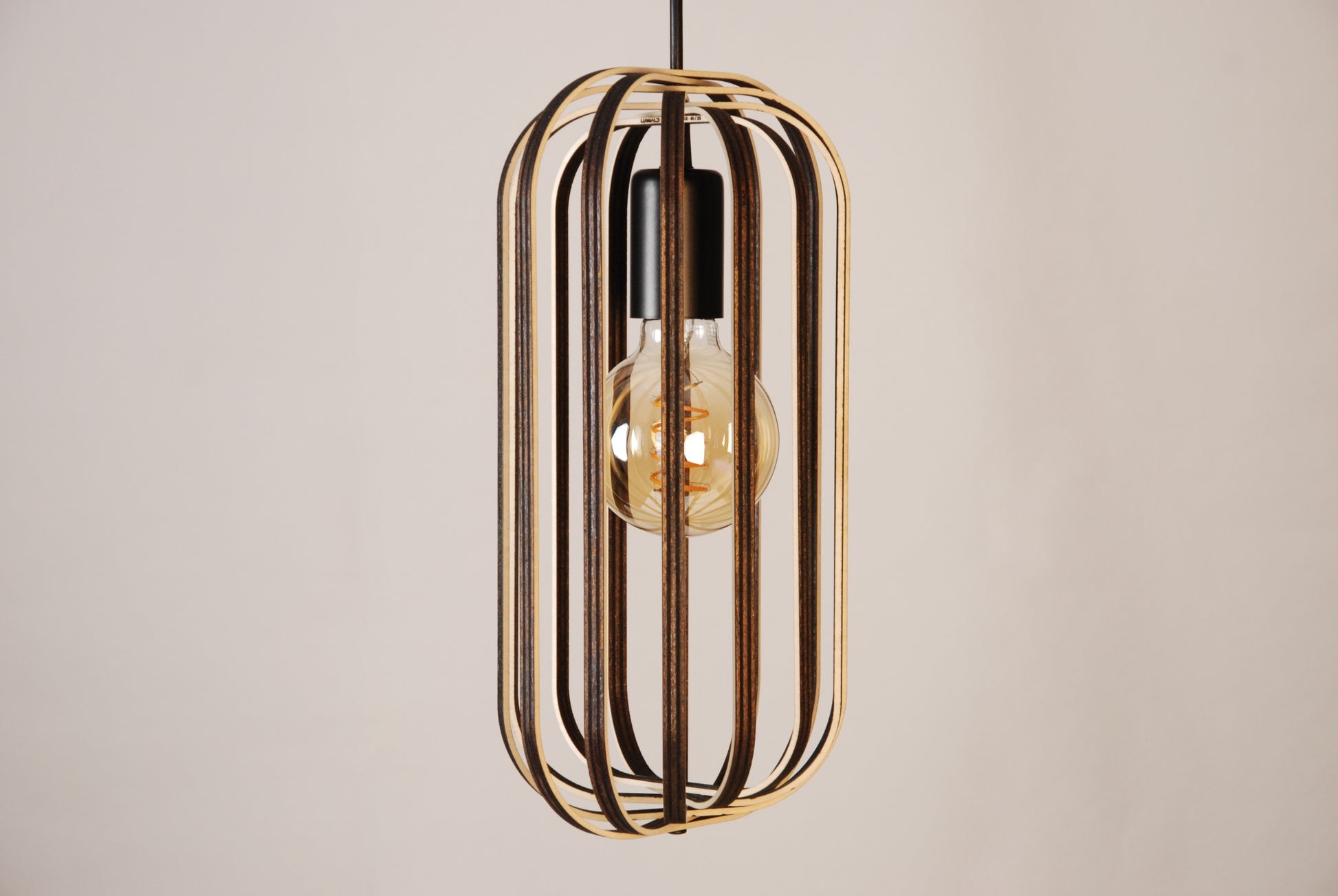 LUWALD NO.04 S Pendelleuchte aus Holz, schwarz, handgefertigt, zylinderförmig, ausgeschaltet, Ringe, Atmosphäre, Hängelampe,  Seitenansicht