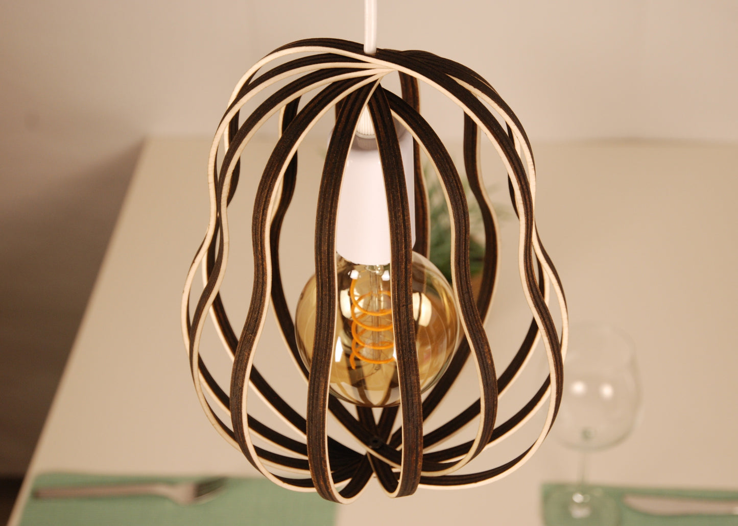 LUWALD NO.02 S, Pendelleuchte aus Holz, weiß, handgefertigt, birnenförmig, ausgeschaltet, schräg von oben