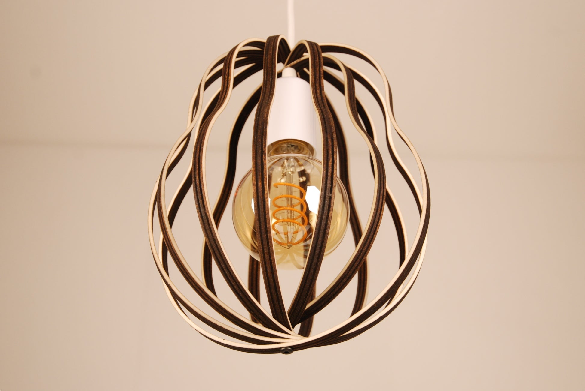 LUWALD NO.02 S, Pendelleuchte aus Holz, weiß, handgefertigt, birnenförmig, ausgeschaltet, schräg von unten