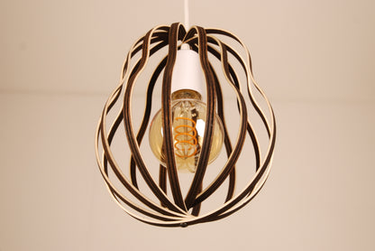 LUWALD NO.02 S, Pendelleuchte aus Holz, weiß, handgefertigt, birnenförmig, ausgeschaltet, schräg von unten