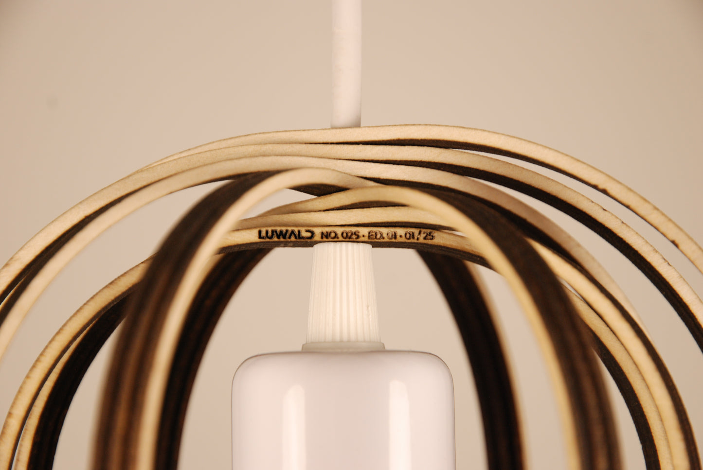 LUWALD NO.02 S, Pendelleuchte aus Holz, weiß, handgefertigt, birnenförmig, angeschaltet, Detailfoto, Logo, Gravur