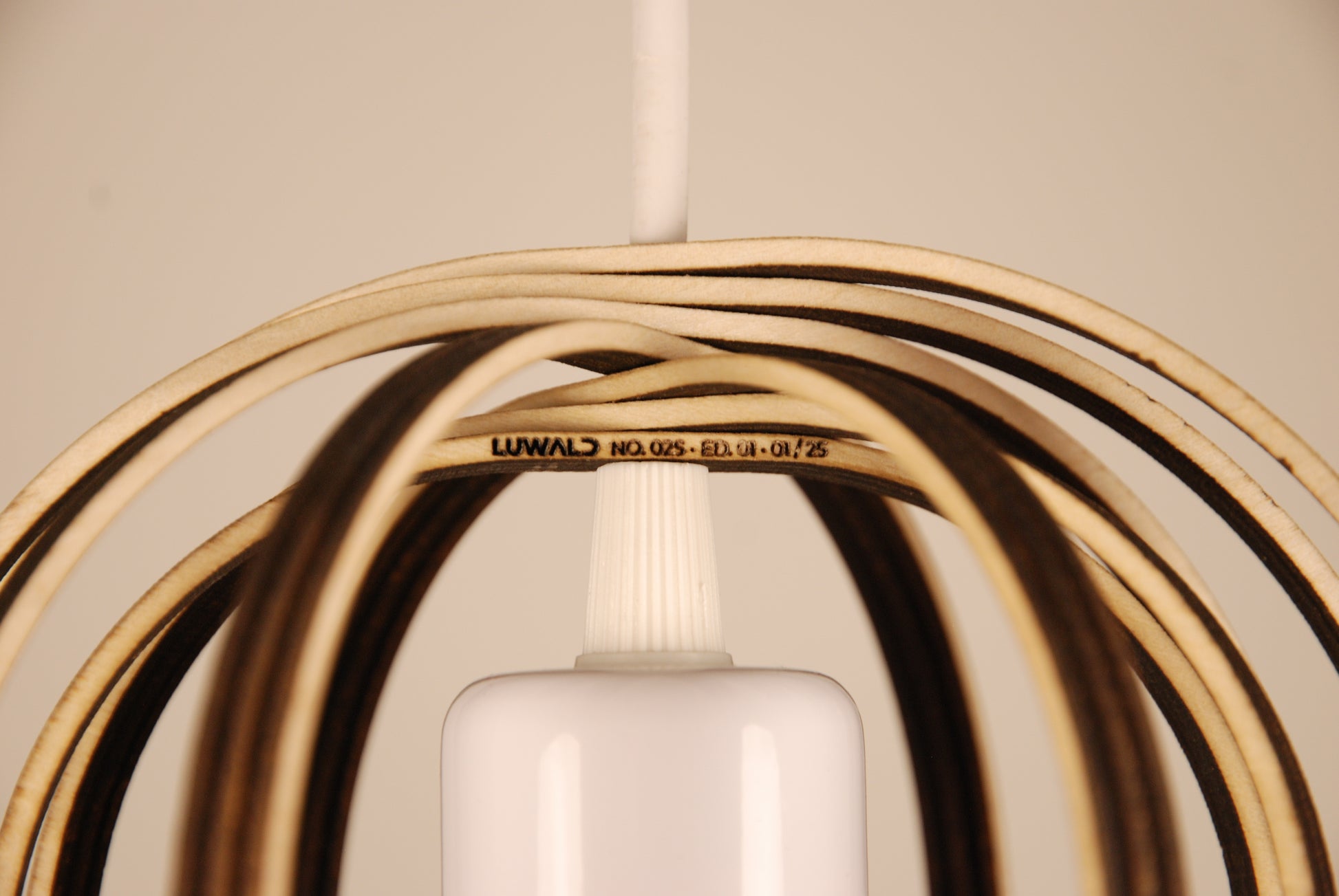 LUWALD NO.02 S, Pendelleuchte aus Holz, weiß, handgefertigt, birnenförmig, angeschaltet, Detailfoto, Logo, Gravur