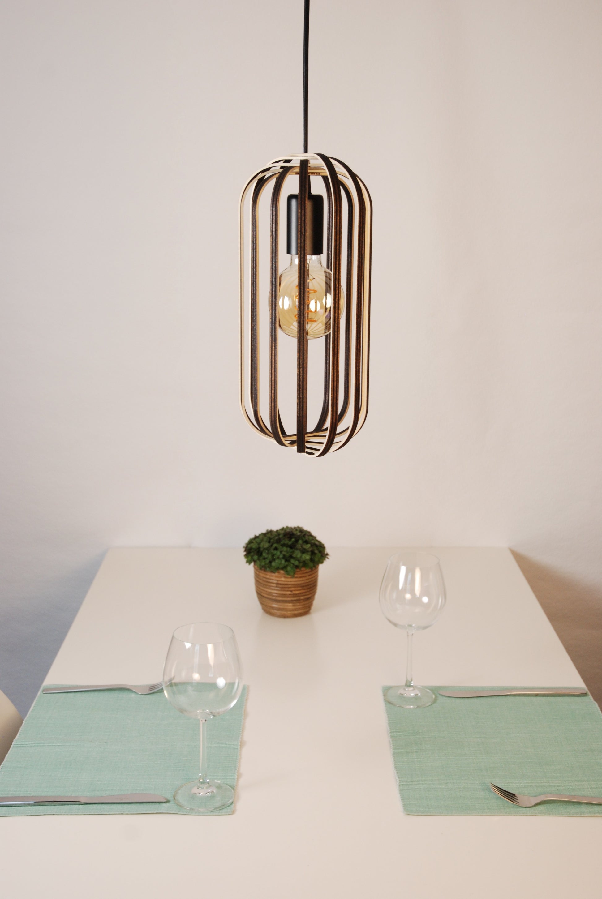 LUWALD NO.04 S Pendelleuchte aus Holz, schwarz, handgefertigt, zylinderförmig, ausgeschaltet, Ringe, Atmosphäre, Hängelampe,  warm, Tisch Deko, gemütlich