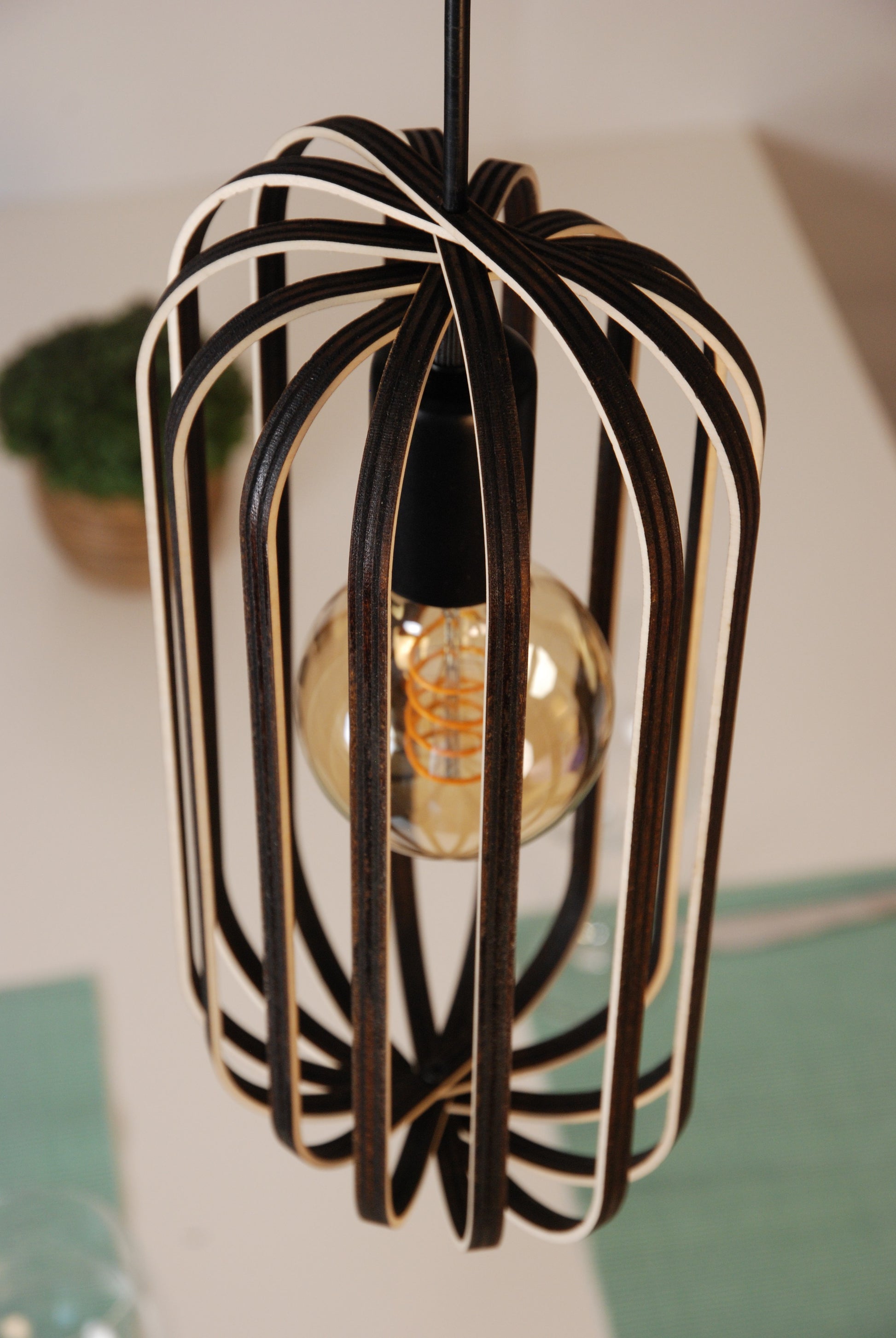 LUWALD NO.04 S Pendelleuchte aus Holz, schwarz, handgefertigt, zylinderförmig, ausgeschaltet, Ringe, Atmosphäre, Hängelampe,  schräg von oben