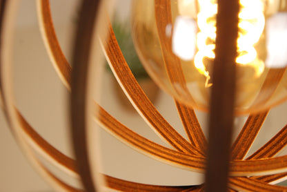 LUWALD NO.02 S, Pendelleuchte aus Holz, weiß, handgefertigt, birnenförmig, angeschaltet, Detailansicht