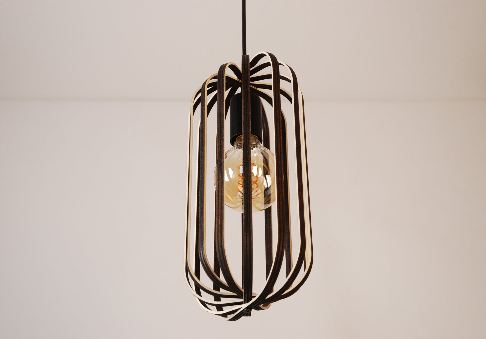 LUWALD NO.04 S Pendelleuchte aus Holz, schwarz, handgefertigt, zylinderförmig, ausgeschaltet, Ringe, Atmosphäre, Hängelampe,  schräg von unten