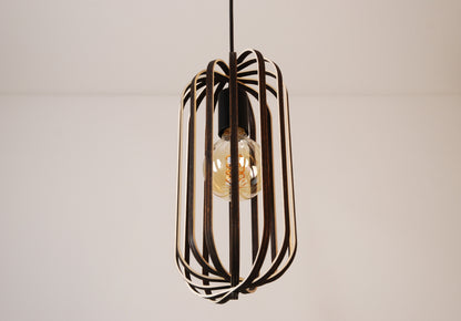 LUWALD NO.04 S Pendelleuchte aus Holz, schwarz, handgefertigt, zylinderförmig, ausgeschaltet, Ringe, Atmosphäre, Hängelampe,  schräg von unten