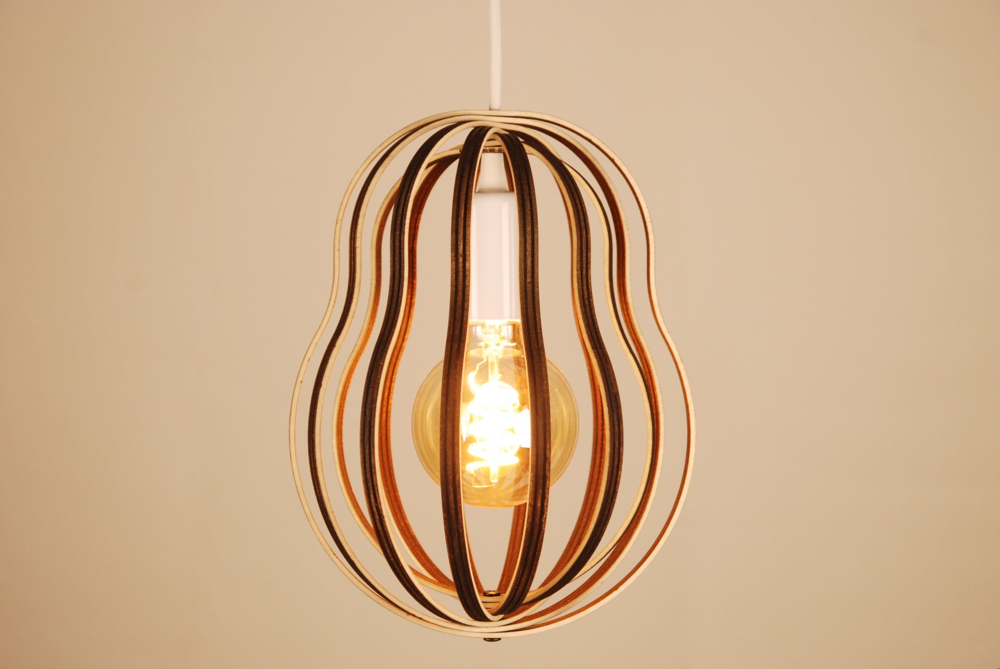 LUWALD NO.02 S, Pendelleuchte aus Holz, weiß, handgefertigt, birnenförmig, angeschaltet, Seitenansicht