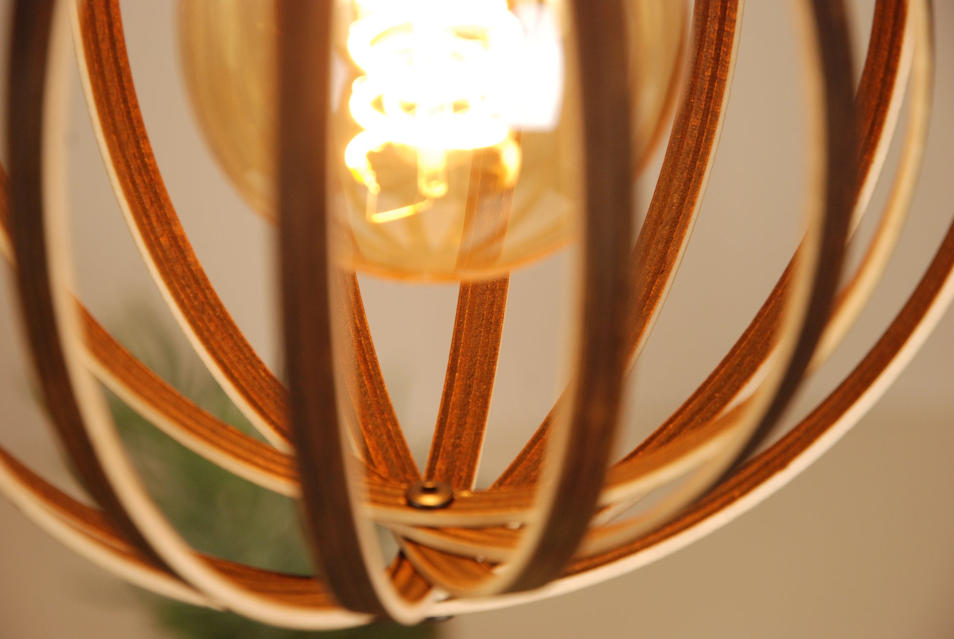 LUWALD NO.02 S, Pendelleuchte aus Holz, weiß, handgefertigt, birnenförmig, angeschaltet, Detailansicht, Ringe