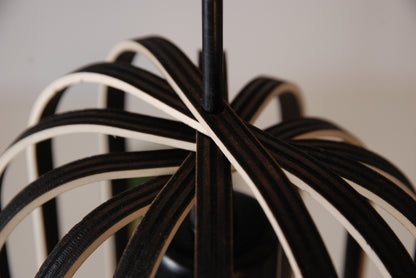 LUWALD NO.04 S Pendelleuchte aus Holz, schwarz, handgefertigt, zylinderförmig, ausgeschaltet, Ringe, Atmosphäre, Hängelampe,  schräg von oben, Detail