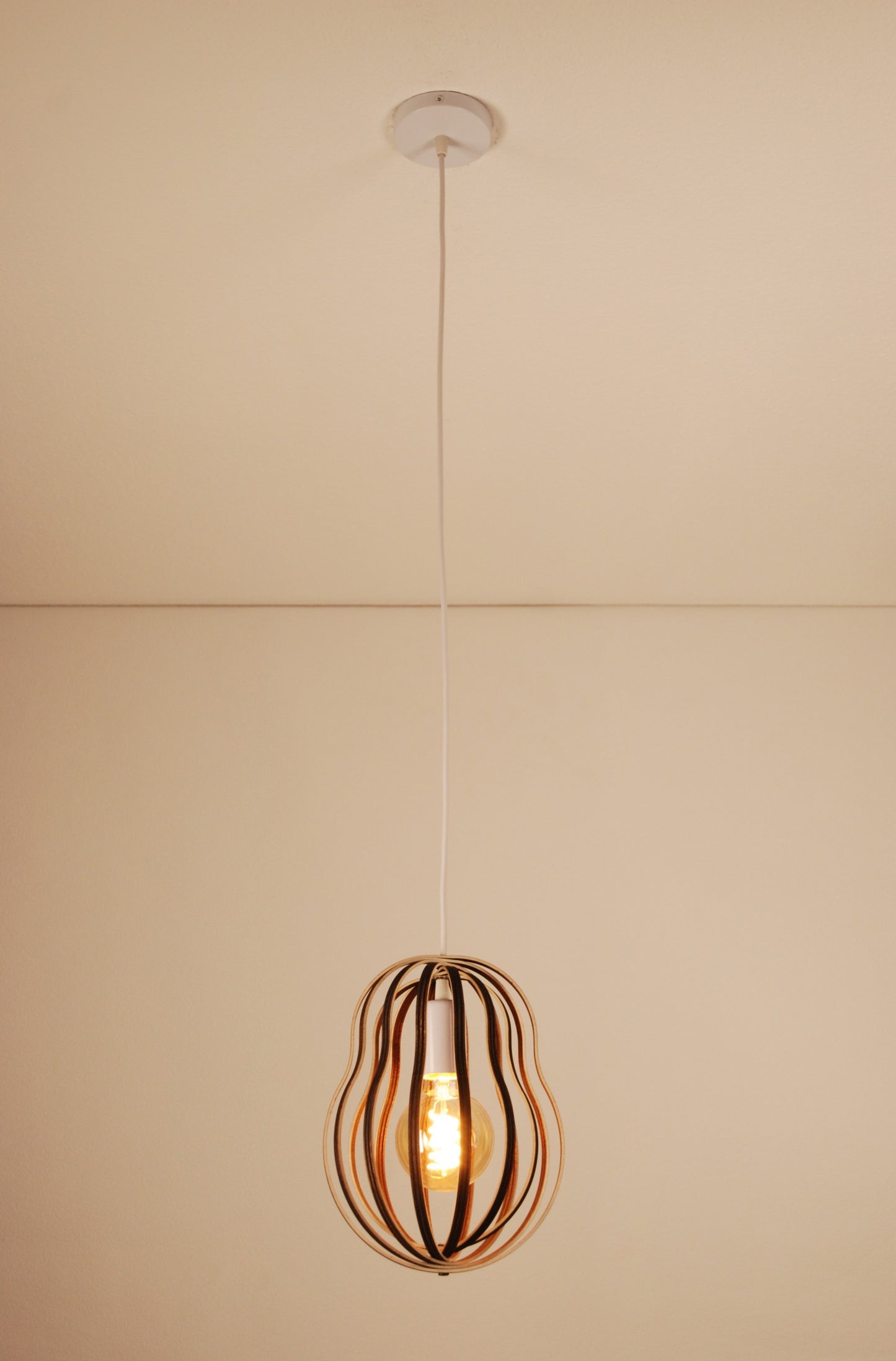 LUWALD NO.02 S, Pendelleuchte aus Holz, weiß, handgefertigt, birnenförmig, angeschaltet, Gesamtansicht