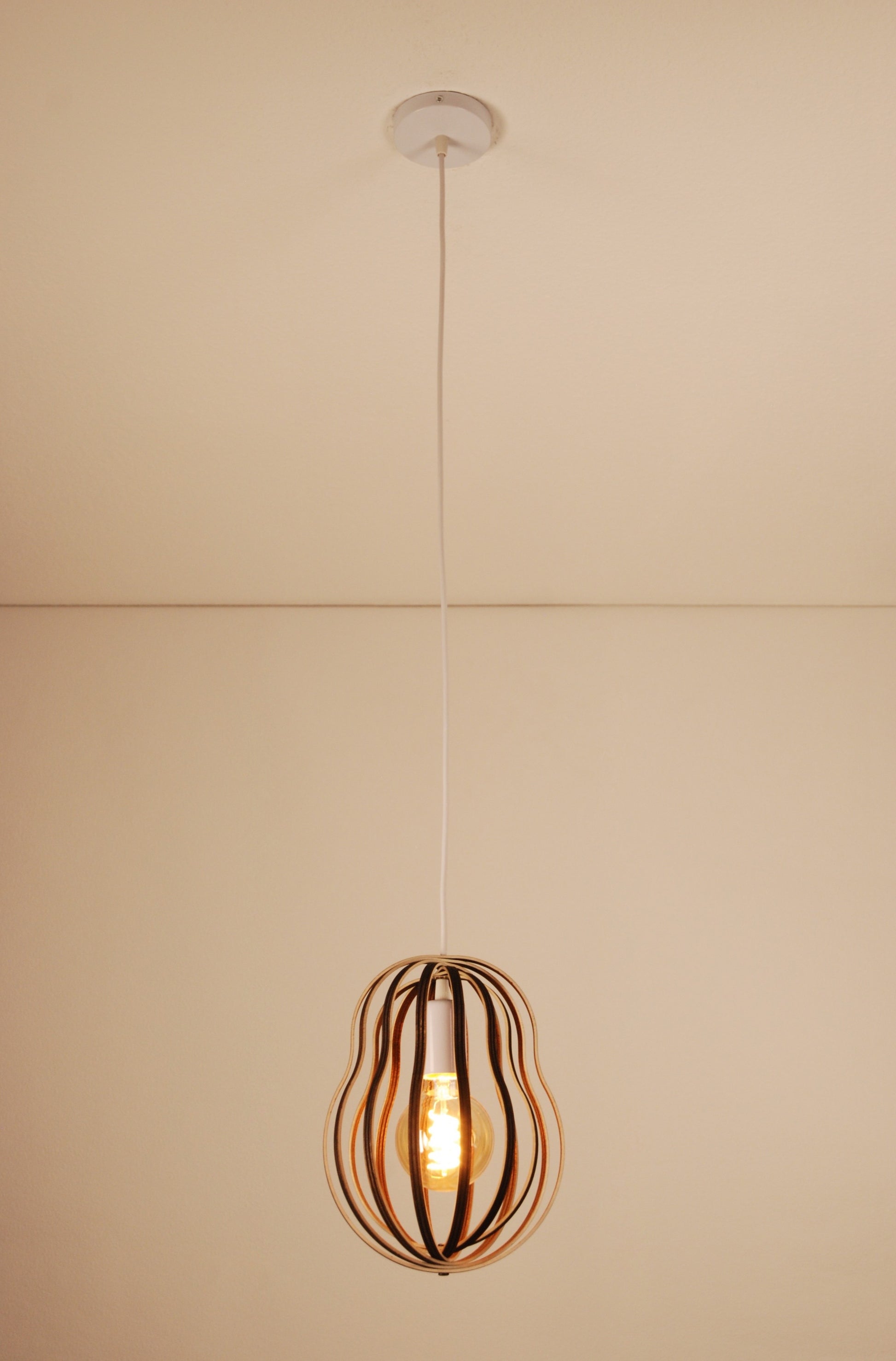 LUWALD NO.02 S, Pendelleuchte aus Holz, weiß, handgefertigt, birnenförmig, angeschaltet, Gesamtansicht