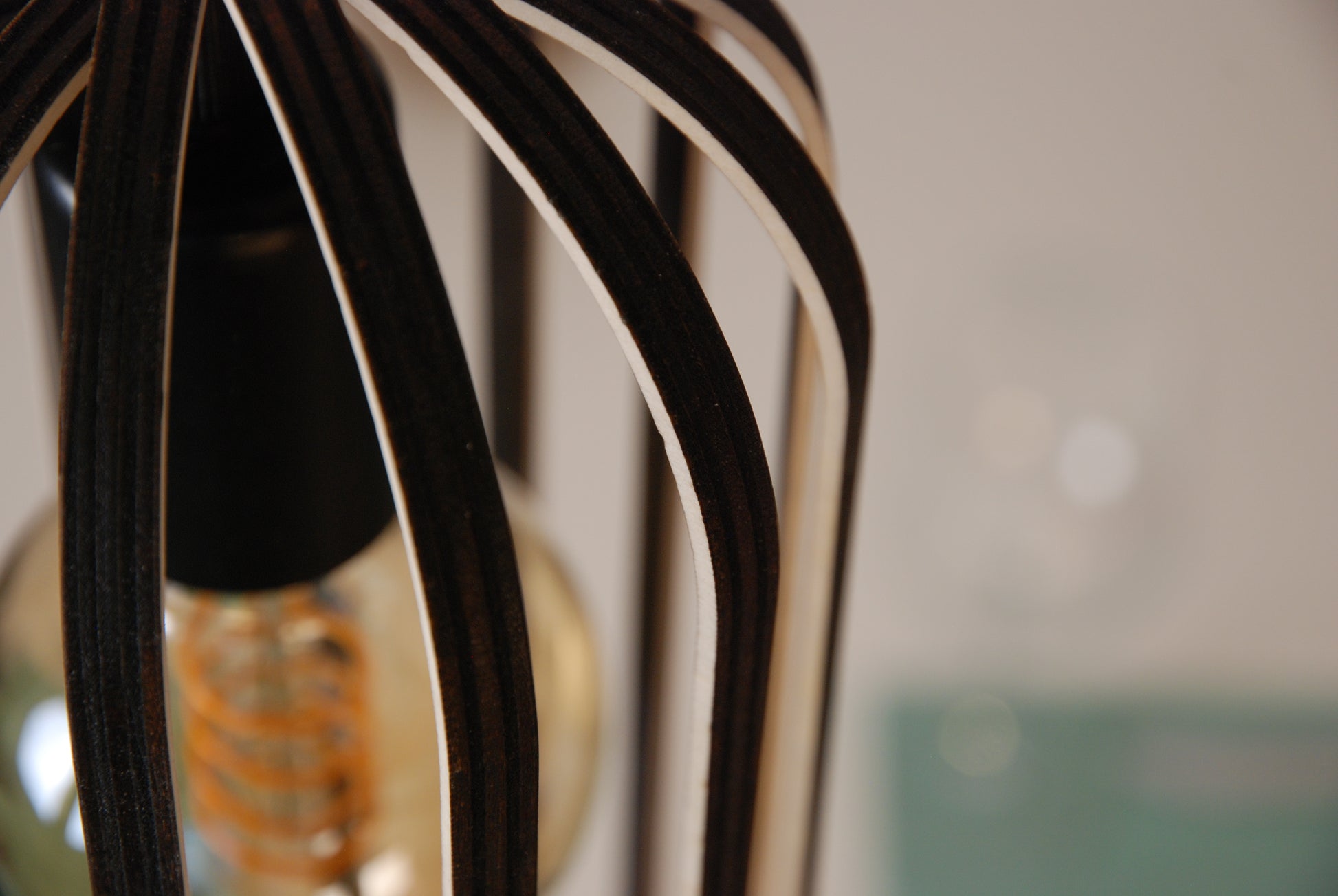 LUWALD NO.04 S Pendelleuchte aus Holz, schwarz, handgefertigt, zylinderförmig, ausgeschaltet, Ringe, Atmosphäre, Hängelampe,  schräg von oben, Detail