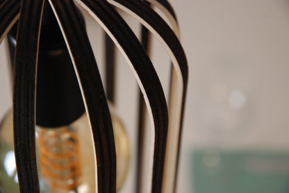 LUWALD NO.04 S Pendelleuchte aus Holz, schwarz, handgefertigt, zylinderförmig, ausgeschaltet, Ringe, Atmosphäre, Hängelampe,  schräg von oben, Detail