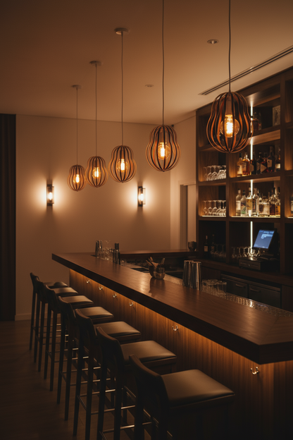 LUWALD NO.02 S, Pendelleuchte aus Holz, weiß, handgefertigt, birnenförmig, angeschaltet, über Bar, stimmungsvoll