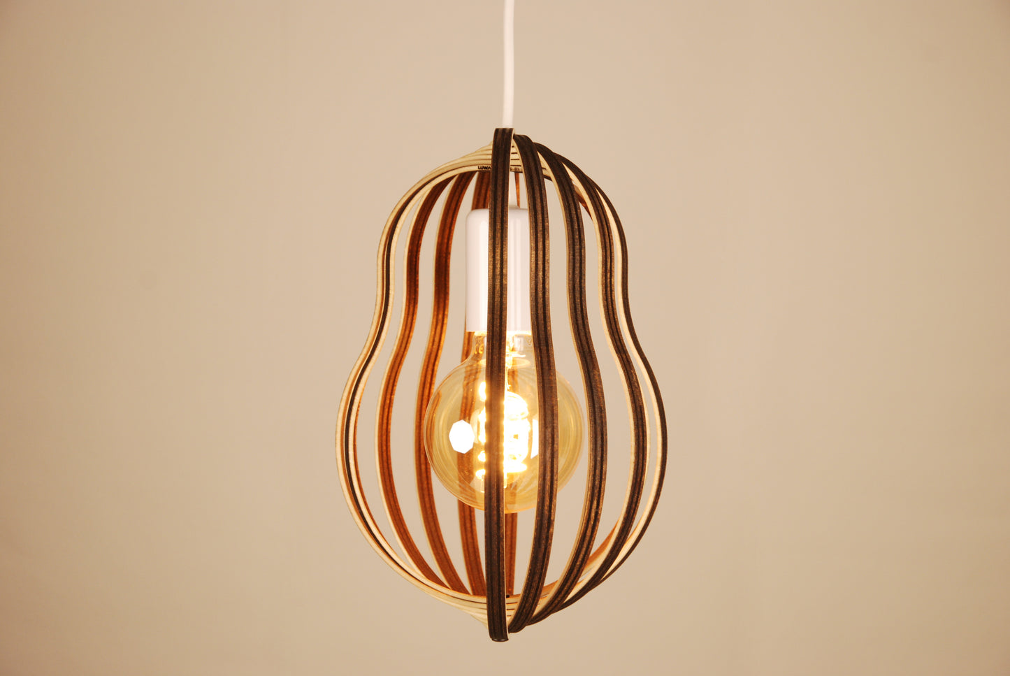 LUWALD NO.02 S, Pendelleuchte aus Holz, weiß, handgefertigt, birnenförmig, angeschaltet, Seitenansicht, offene Form