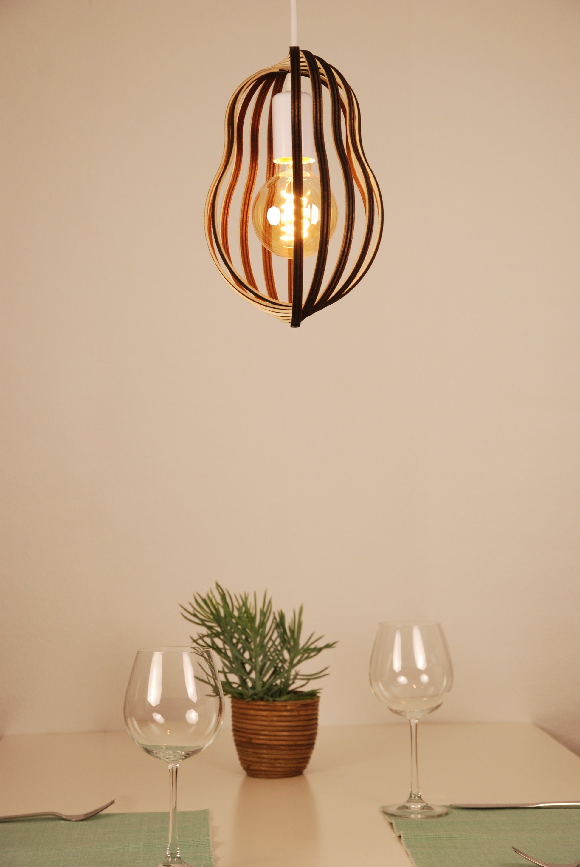 LUWALD NO.02 S, Pendelleuchte aus Holz, weiß, handgefertigt, birnenförmig, angeschaltet, offene Form, Tisch, Deko