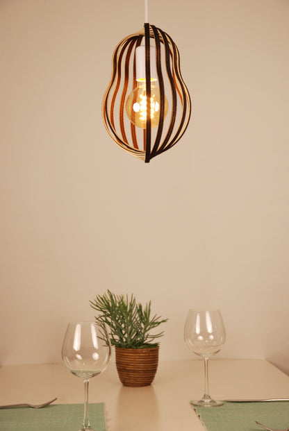 LUWALD NO.02 S, Pendelleuchte aus Holz, weiß, handgefertigt, birnenförmig, angeschaltet, offene Form, Tisch, Deko