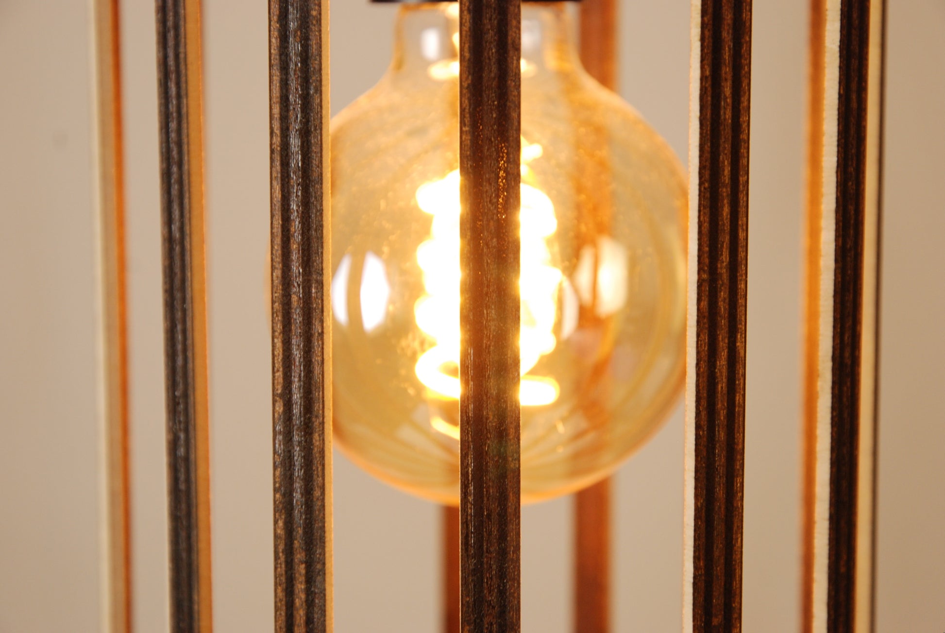 LUWALD NO.04 S Pendelleuchte aus Holz, schwarz, handgefertigt, zylinderförmig, angeschaltet, Ringe, Atmosphäre, Hängelampe,  warm, Detailansicht, gemütlich