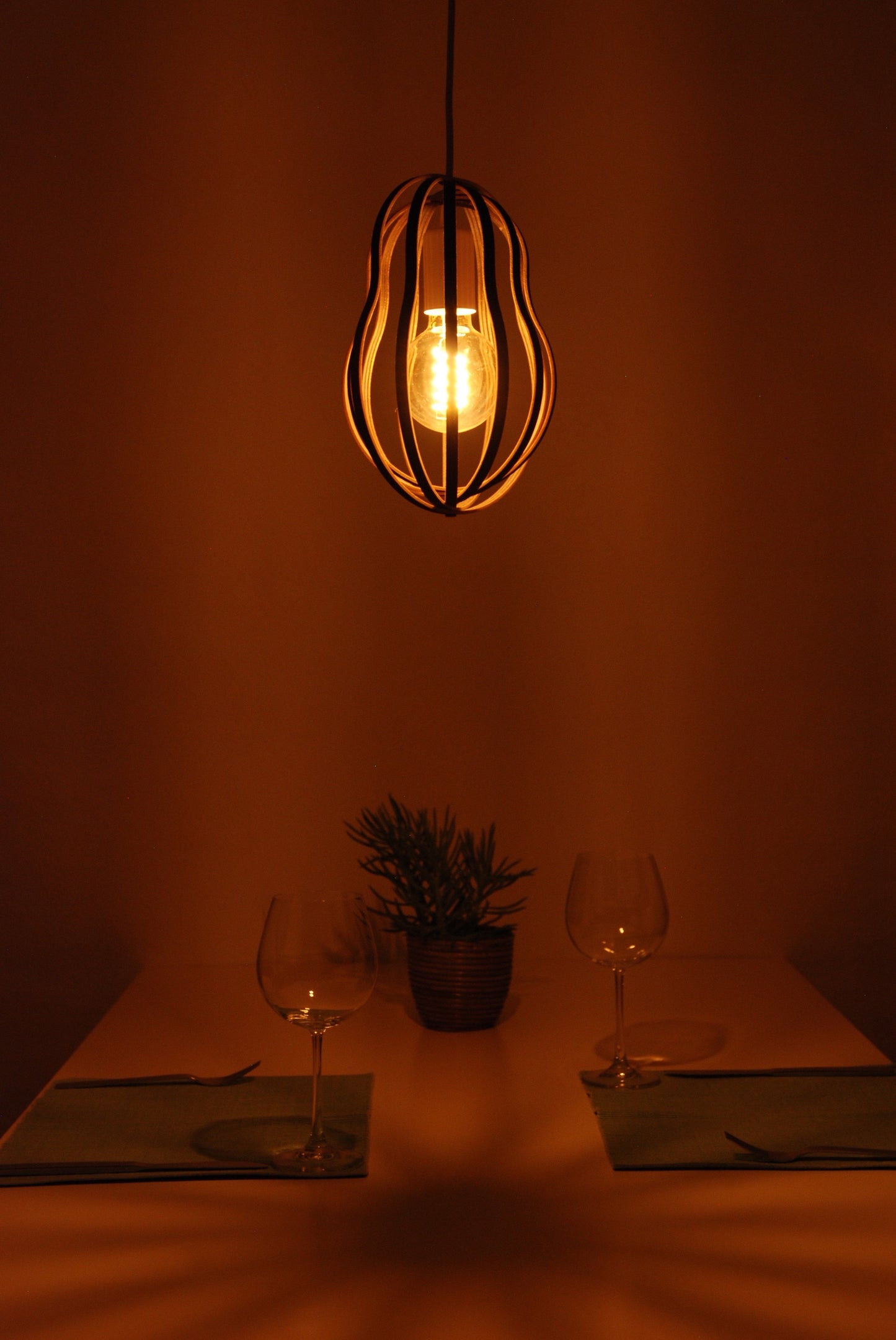 LUWALD NO.02 S, Pendelleuchte aus Holz, weiß, handgefertigt, birnenförmig, angeschaltet, Tisch, Deko