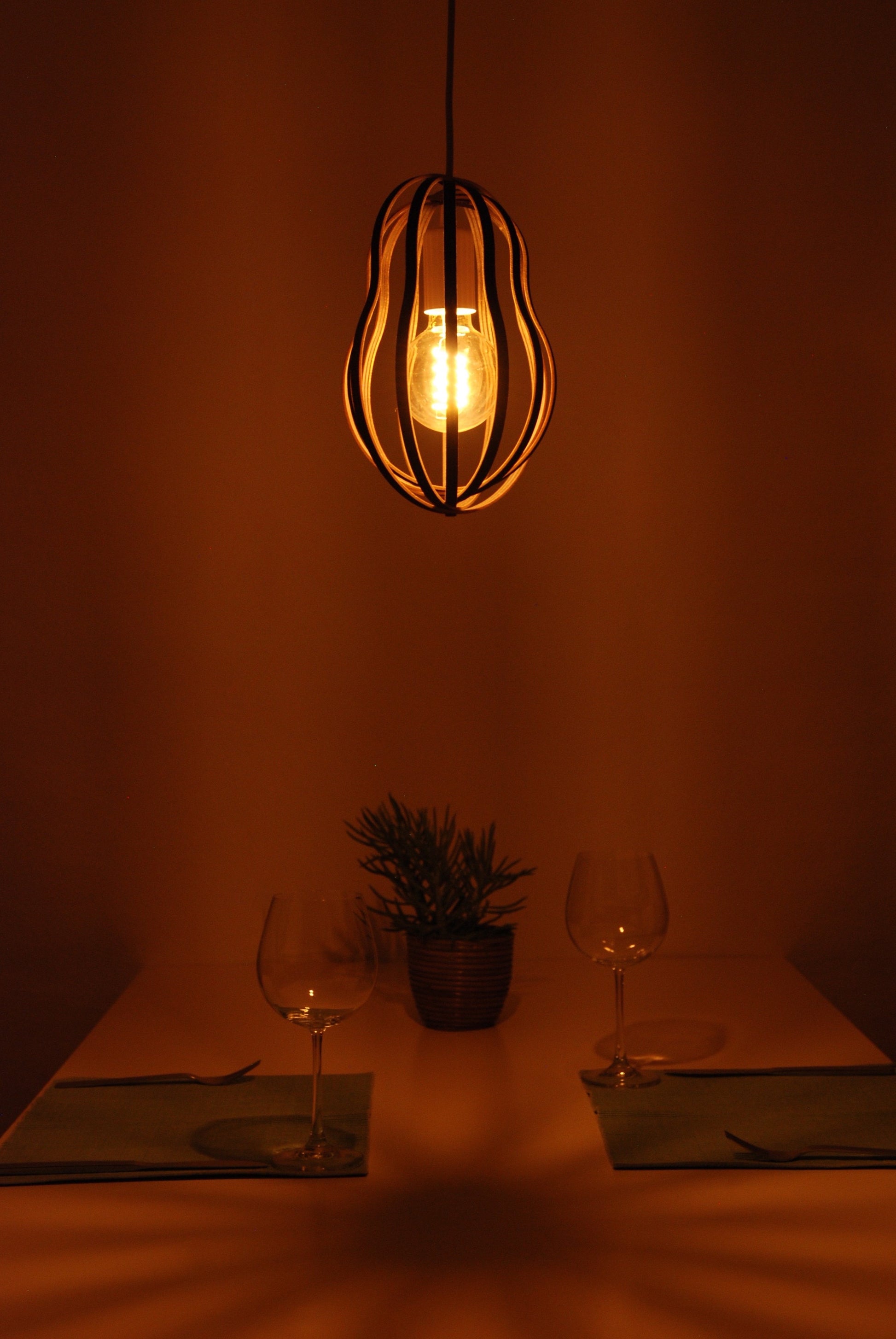 LUWALD NO.02 S, Pendelleuchte aus Holz, weiß, handgefertigt, birnenförmig, angeschaltet, Tisch, Deko