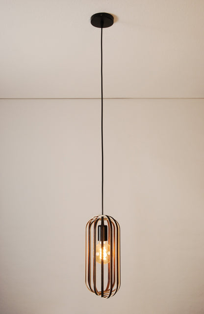 LUWALD NO.04 S Pendelleuchte aus Holz, schwarz, handgefertigt, zylinderförmig, angeschaltet, Ringe, Atmosphäre, Hängelampe,  warm, Gesamtansicht, Deckenmontage, gemütlich