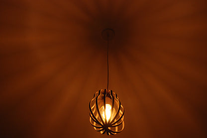 LUWALD NO.02 S, Pendelleuchte aus Holz, weiß, handgefertigt, birnenförmig, angeschaltet, Schatten an Decke