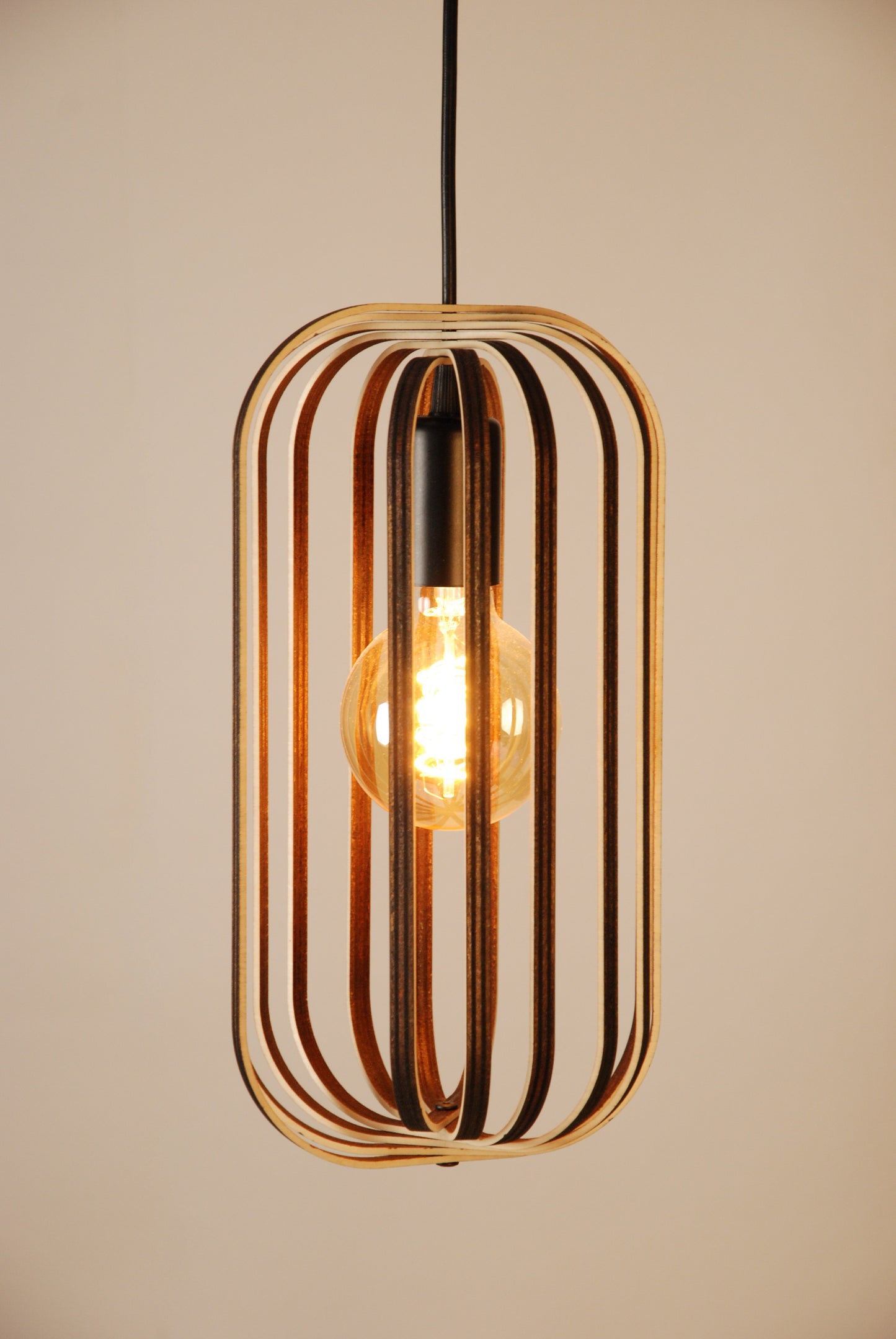 LUWALD NO.04 S Pendelleuchte aus Holz, schwarz, handgefertigt, zylinderförmig, angeschaltet, Ringe, Atmosphäre, Hängelampe,  Seitenansicht