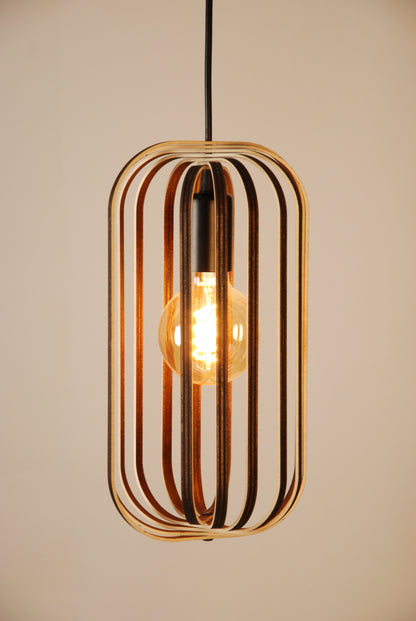 LUWALD NO.04 S Pendelleuchte aus Holz, schwarz, handgefertigt, zylinderförmig, angeschaltet, Ringe, Atmosphäre, Hängelampe,  Seitenansicht