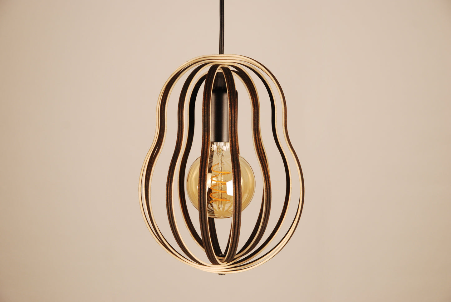 LUWALD NO.02 S, Pendelleuchte aus Holz, schwarz, handgefertigt, birnenförmig, ausgeschaltet, Seitenansicht