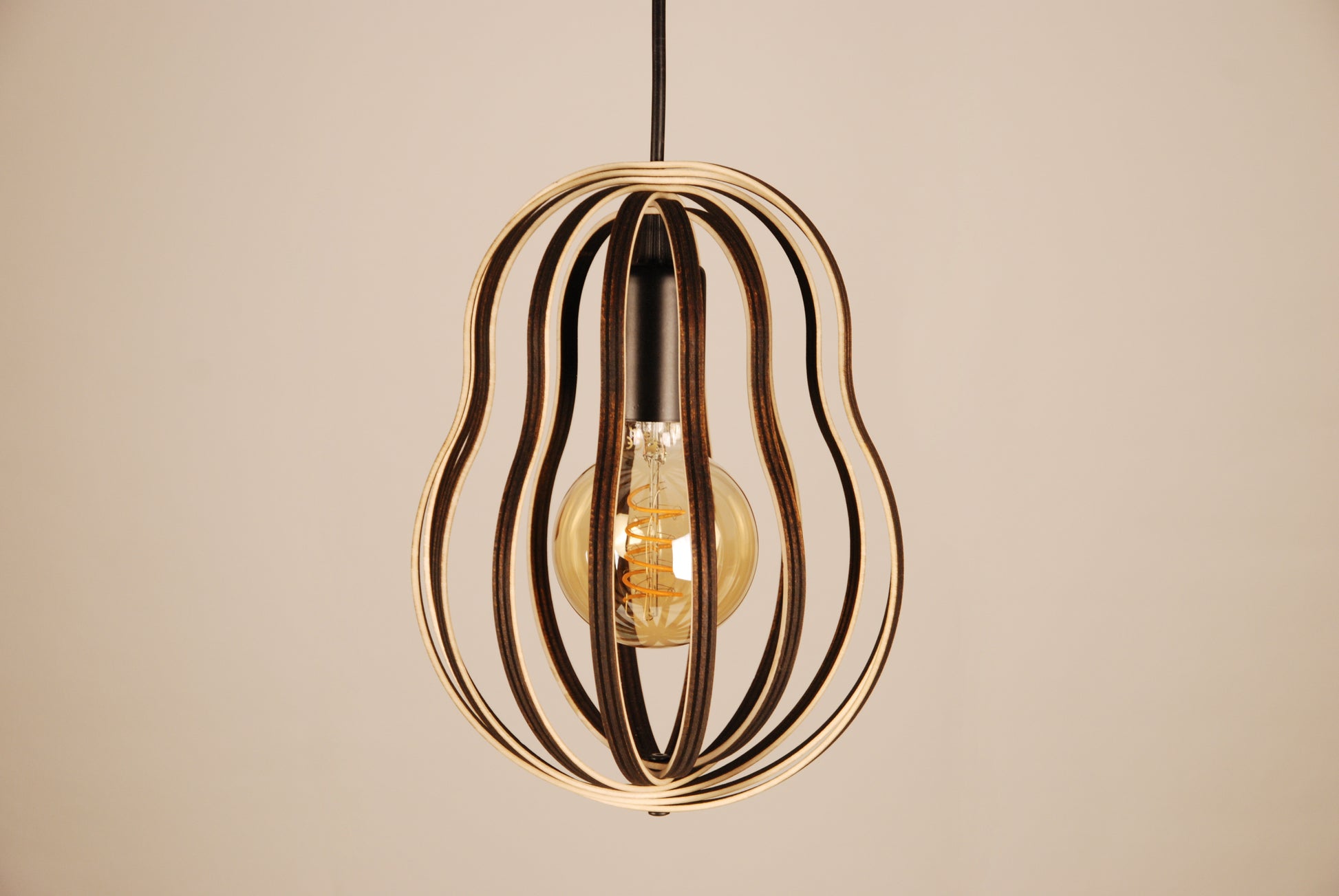 LUWALD NO.02 S, Pendelleuchte aus Holz, schwarz, handgefertigt, birnenförmig, ausgeschaltet, Seitenansicht