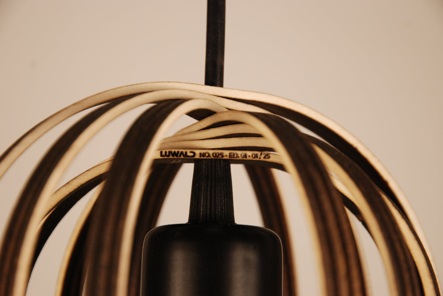LUWALD NO.02 S, Pendelleuchte aus Holz, schwarz, handgefertigt, birnenförmig, angeschaltet, Detailansicht, Logo, Gravur