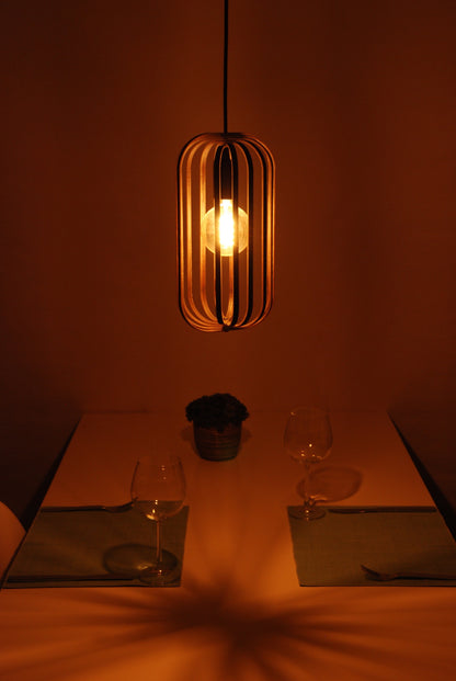 LUWALD NO.04 S Pendelleuchte aus Holz, schwarz, handgefertigt, zylinderförmig, angeschaltet, Ringe, Atmosphäre, Hängelampe,  warm, Seitenansicht, gemütlich, Tisch Deko
