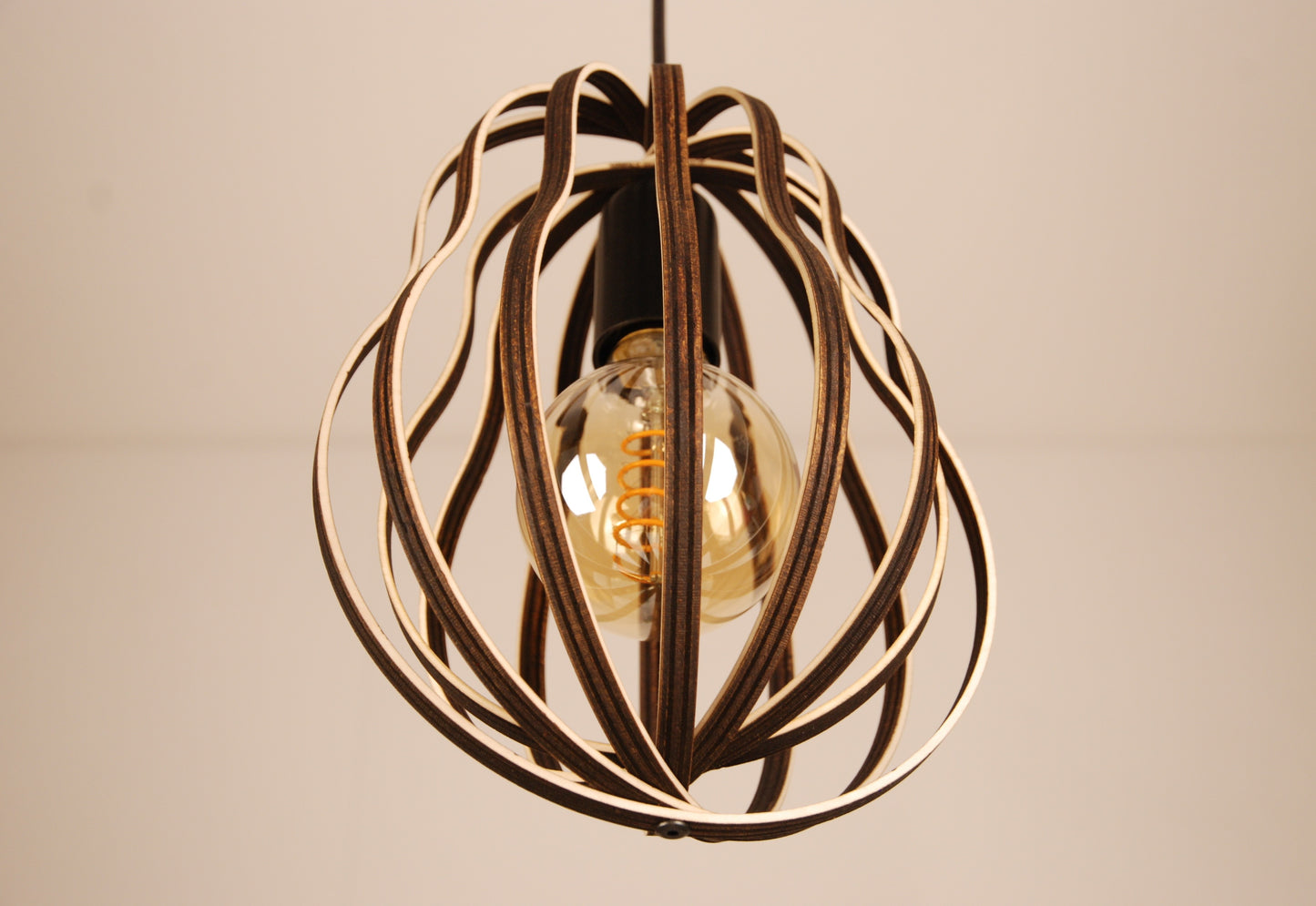 LUWALD NO.02 S, Pendelleuchte aus Holz, schwarz, handgefertigt, birnenförmig, ausgeschaltet, schräg von unten