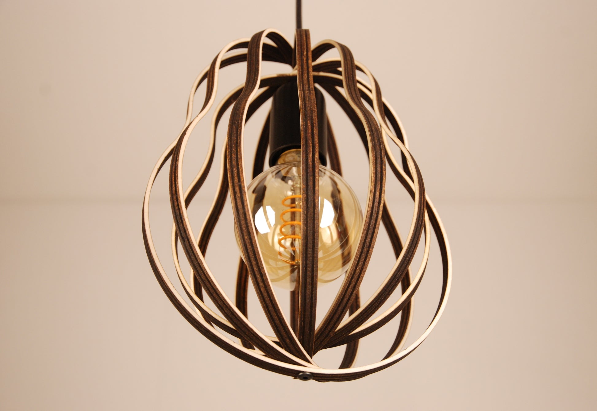 LUWALD NO.02 S, Pendelleuchte aus Holz, schwarz, handgefertigt, birnenförmig, ausgeschaltet, schräg von unten