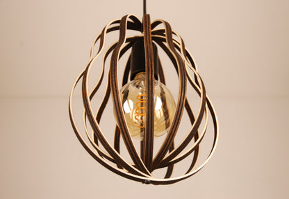 LUWALD NO.02 S, Pendelleuchte aus Holz, schwarz, handgefertigt, birnenförmig, ausgeschaltet, schräg von unten