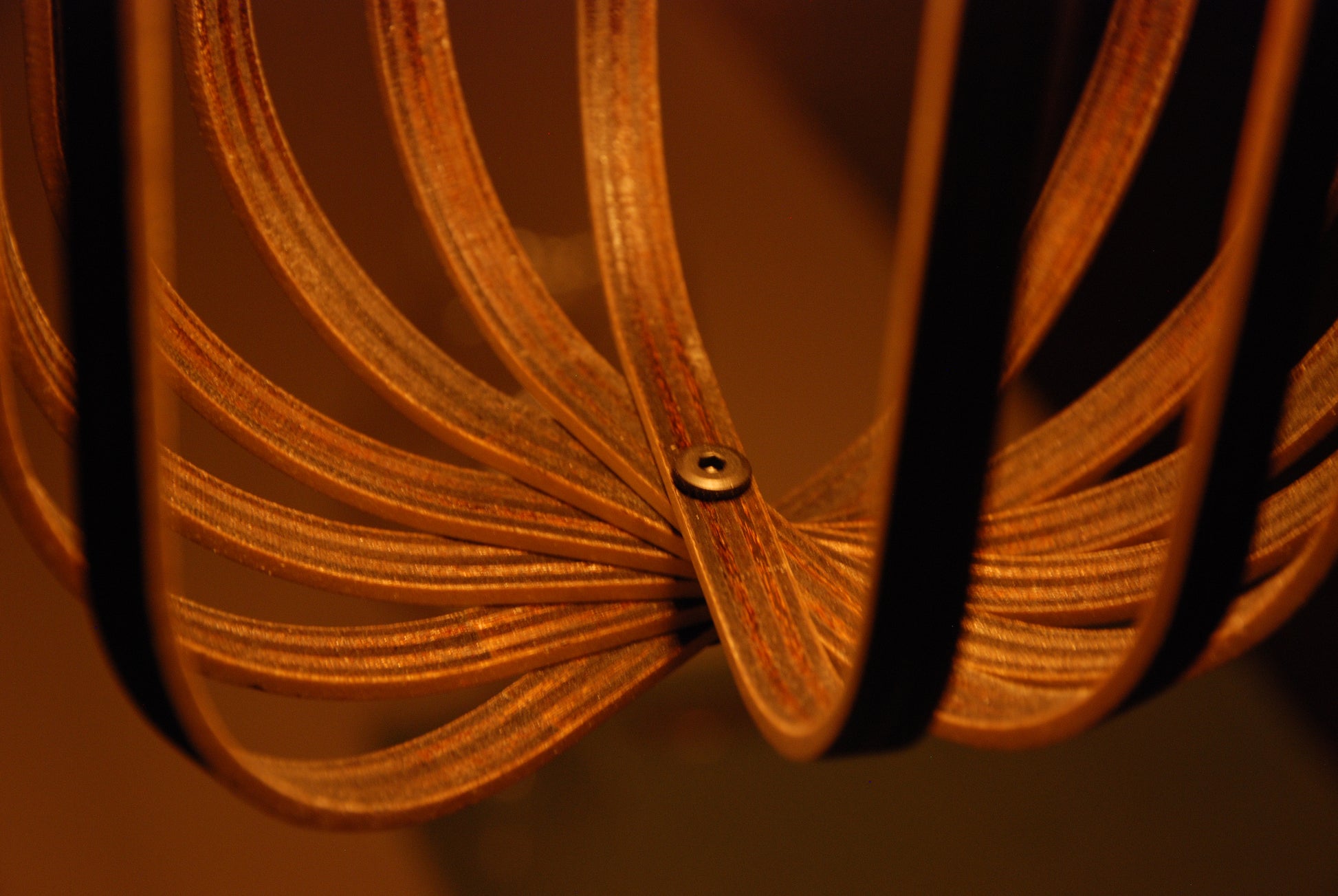 LUWALD NO.04 S Pendelleuchte aus Holz, schwarz, handgefertigt, zylinderförmig, angeschaltet, Ringe, Atmosphäre, Hängelampe,  warm, Detailansicht, gemütlich