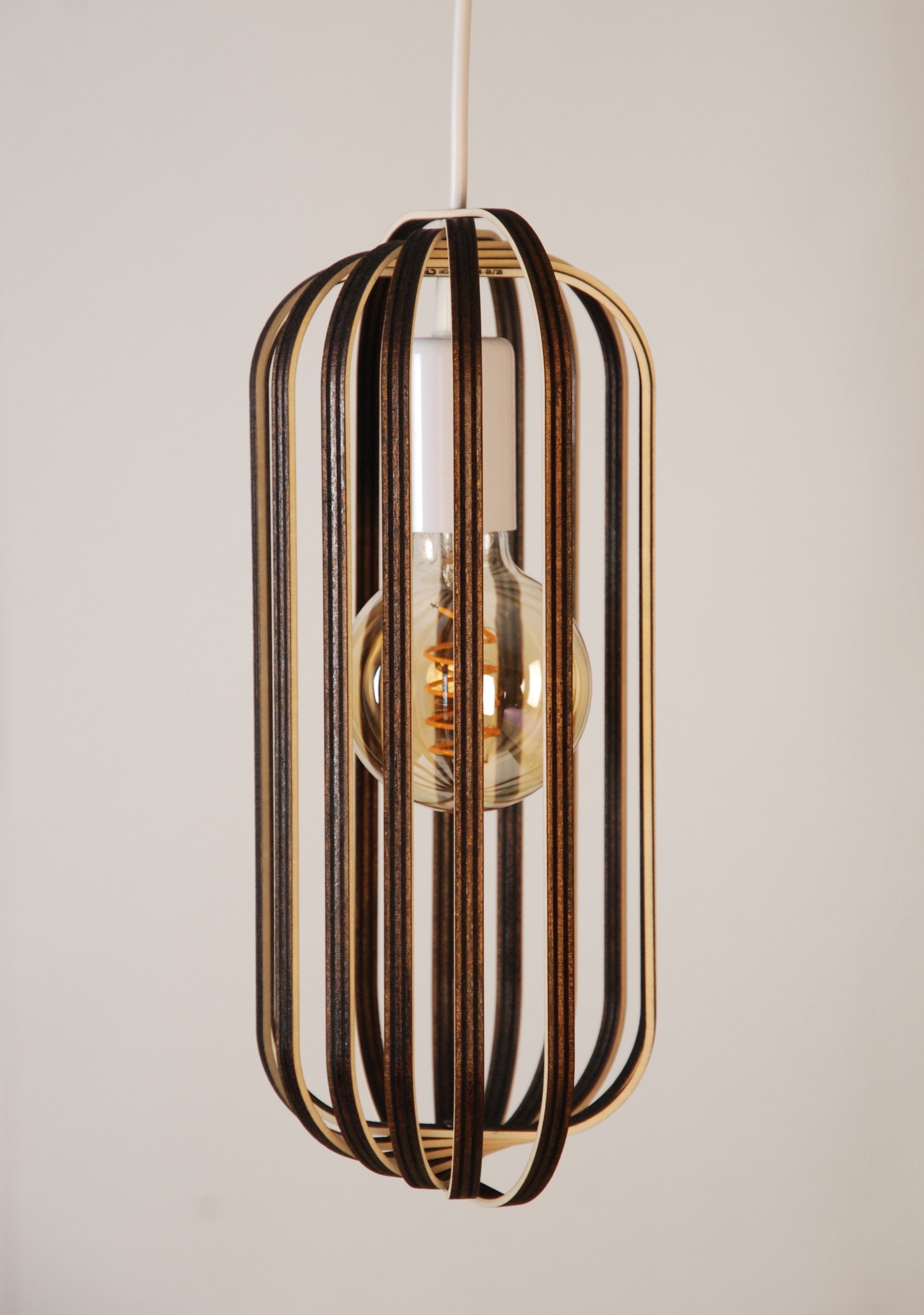 LUWALD NO.04 S Pendelleuchte aus Holz, weiß, handgefertigt, zylinderförmig, ausgeschaltet, Ringe, Atmosphäre, Hängelampe,  Seitenansicht