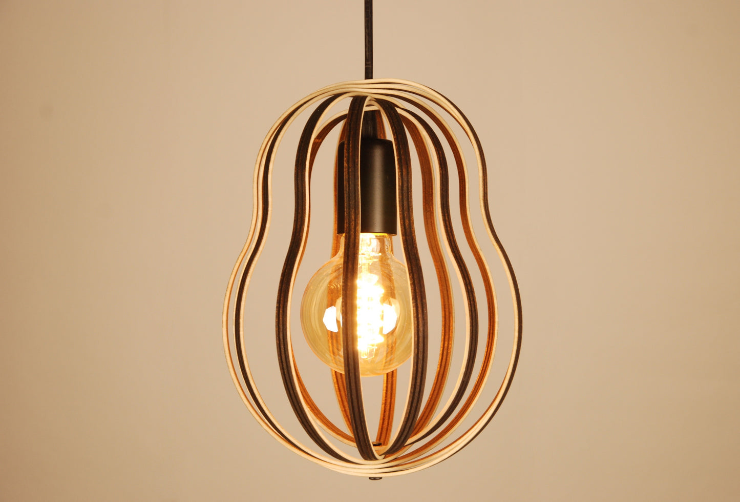 LUWALD NO.02 S, Pendelleuchte aus Holz, schwarz, handgefertigt, birnenförmig, angeschaltet, Seitenansicht