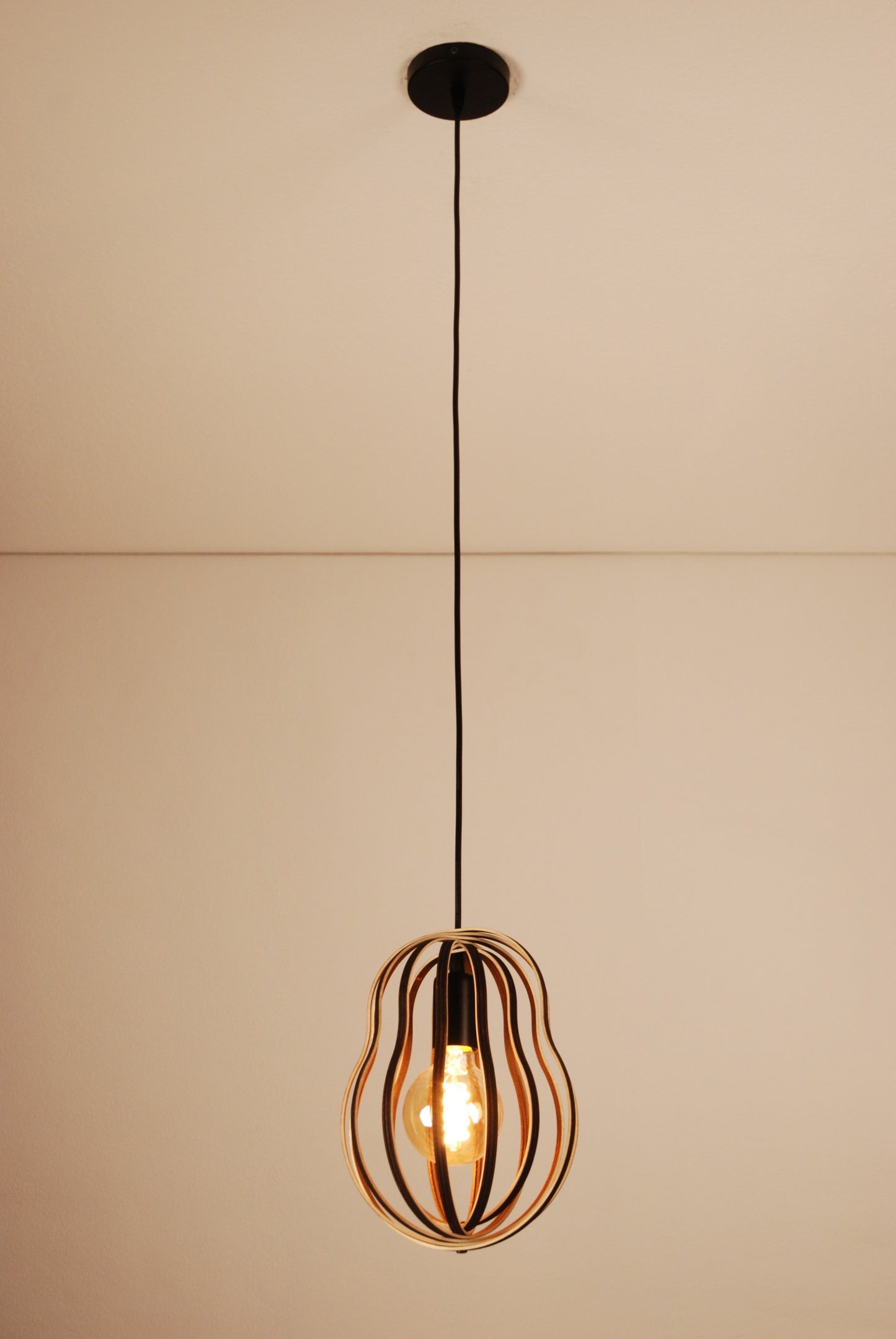 LUWALD NO.02 S, Pendelleuchte aus Holz, schwarz, handgefertigt, birnenförmig, angeschaltet, Gesamtansicht