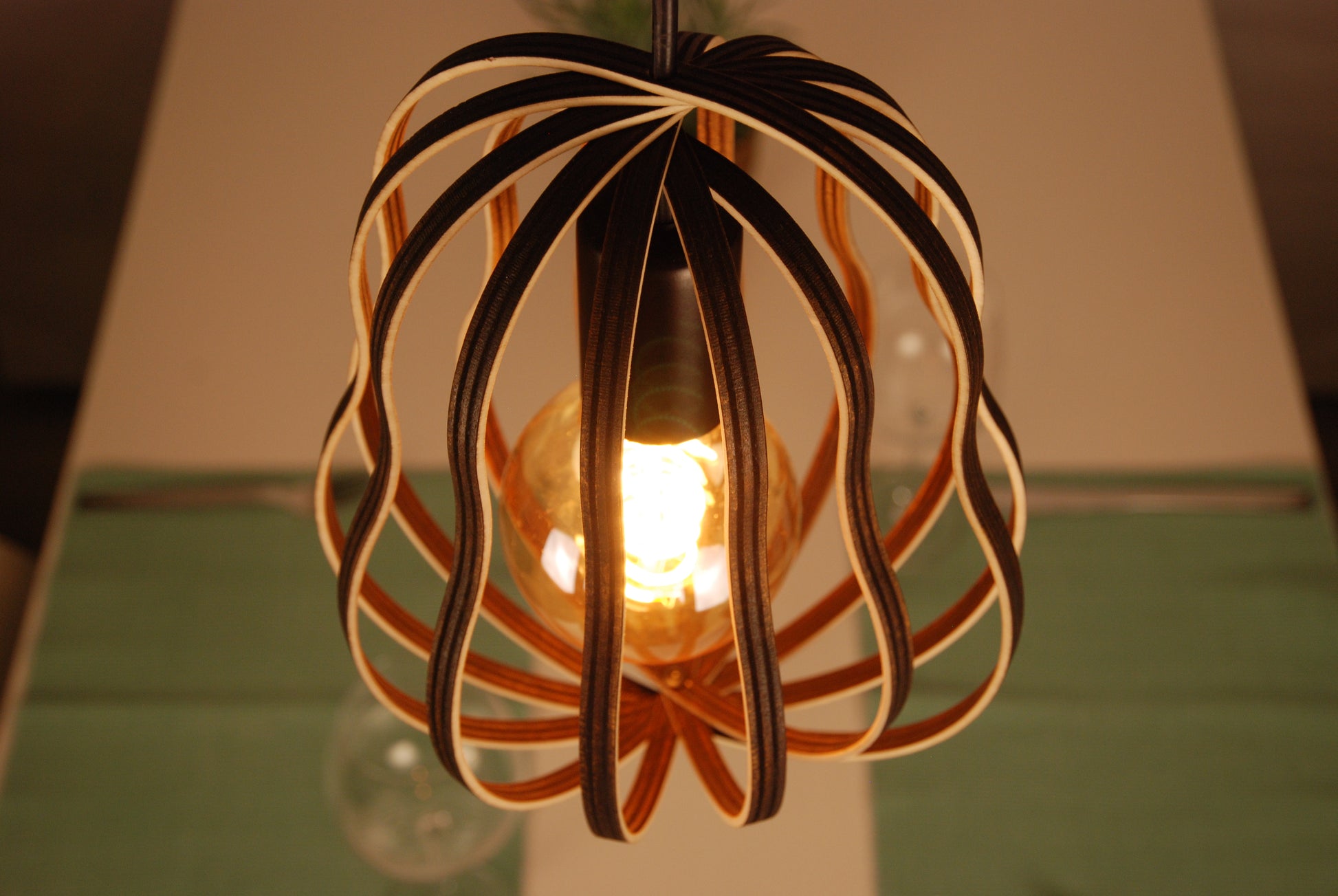 LUWALD NO.02 S, Pendelleuchte aus Holz, schwarz, handgefertigt, birnenförmig, angeschaltet, schräg von oben