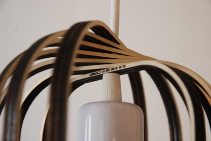 LUWALD NO.04 S Pendelleuchte aus Holz, weiß, handgefertigt, zylinderförmig, angeschaltet, Ringe, Atmosphäre, Hängelampe,  Detail, gemütlich, warm, Logo, Gravur