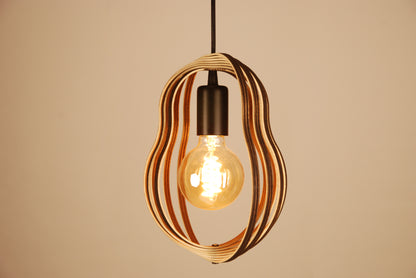 LUWALD NO.02 S, Pendelleuchte aus Holz, schwarz, handgefertigt, birnenförmig, angeschaltet, Seitenansicht, offene Form