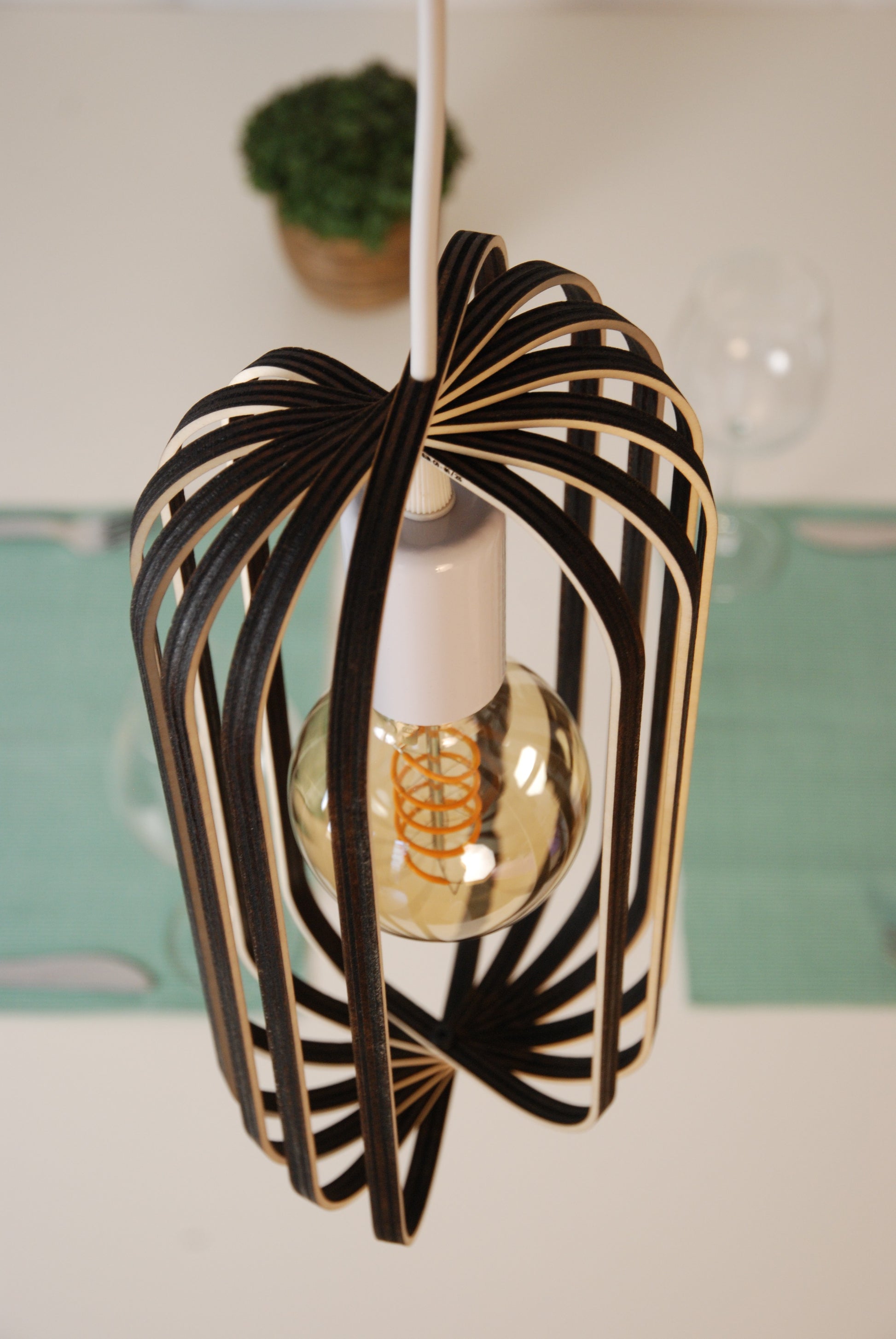 LUWALD NO.04 S Pendelleuchte aus Holz, weiß, handgefertigt, zylinderförmig, ausgeschaltet, Ringe, Atmosphäre, Hängelampe,  von schräg oben