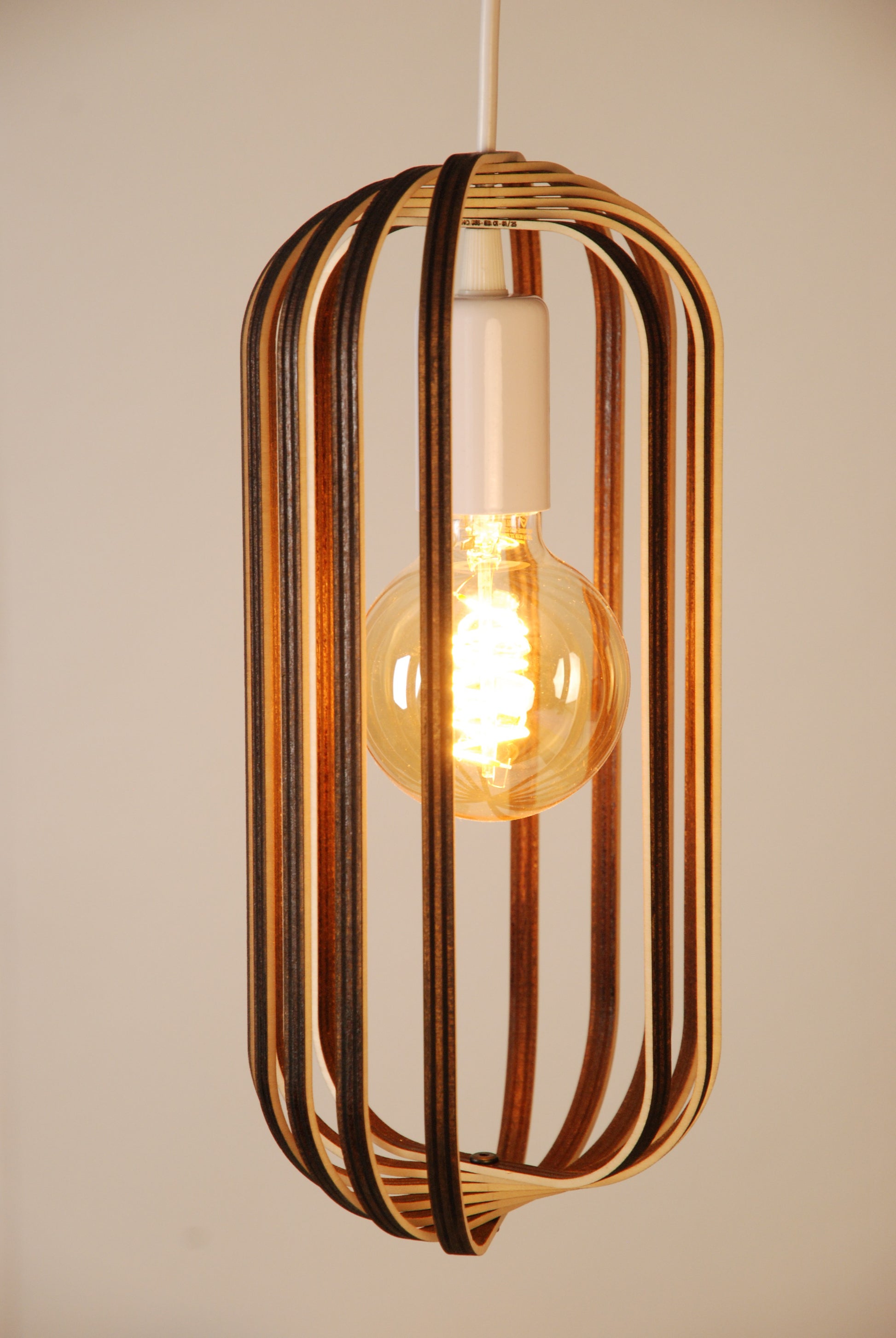 LUWALD NO.04 S Pendelleuchte aus Holz, weiß, handgefertigt, zylinderförmig, angeschaltet, Ringe, Atmosphäre, Hängelampe,  Seitenansicht, gemütlich, warm