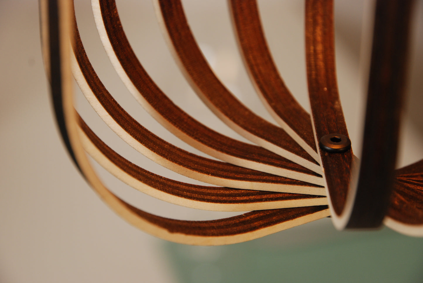 LUWALD NO.04 S Pendelleuchte aus Holz, weiß, handgefertigt, zylinderförmig, angeschaltet, Ringe, Atmosphäre, Hängelampe,  Detail, gemütlich